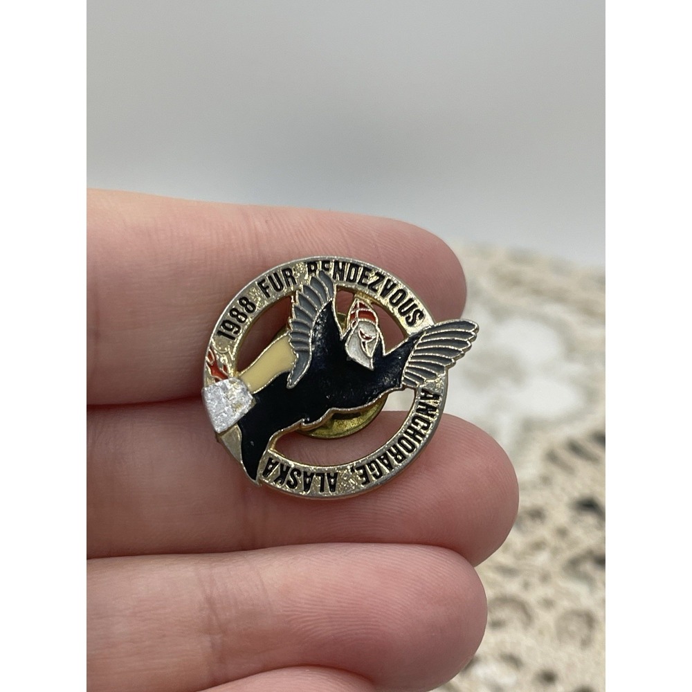 1988 Fur Rendezvous Anchorage Alaska Small Lapel/Hat Souvenir Pin